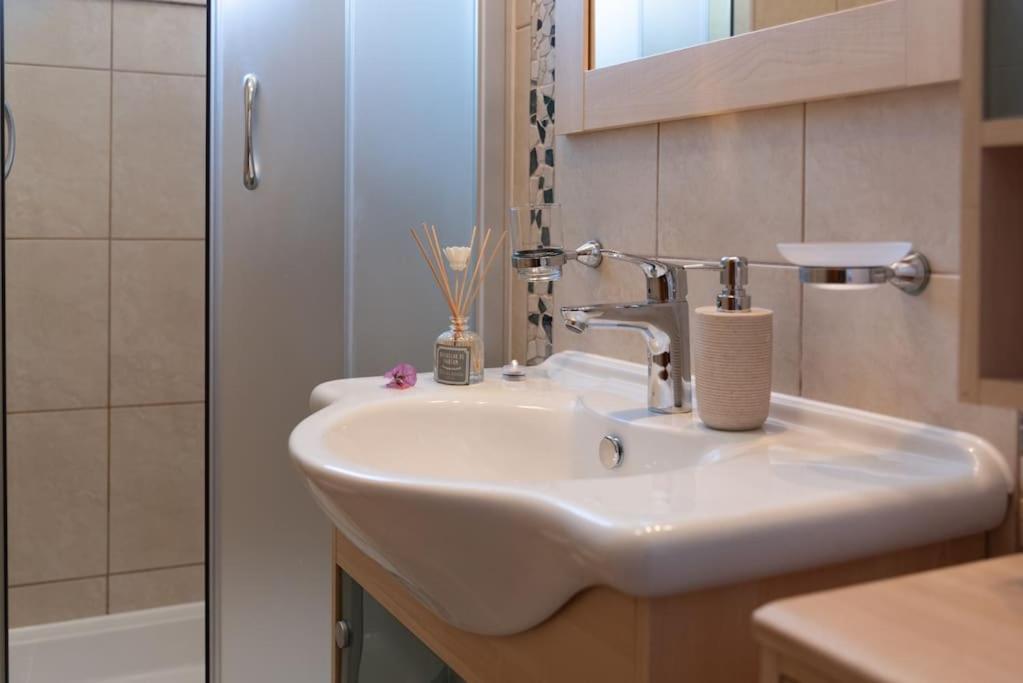 Sea View- Spacious Apartment With Shared Pool Split Buitenkant foto